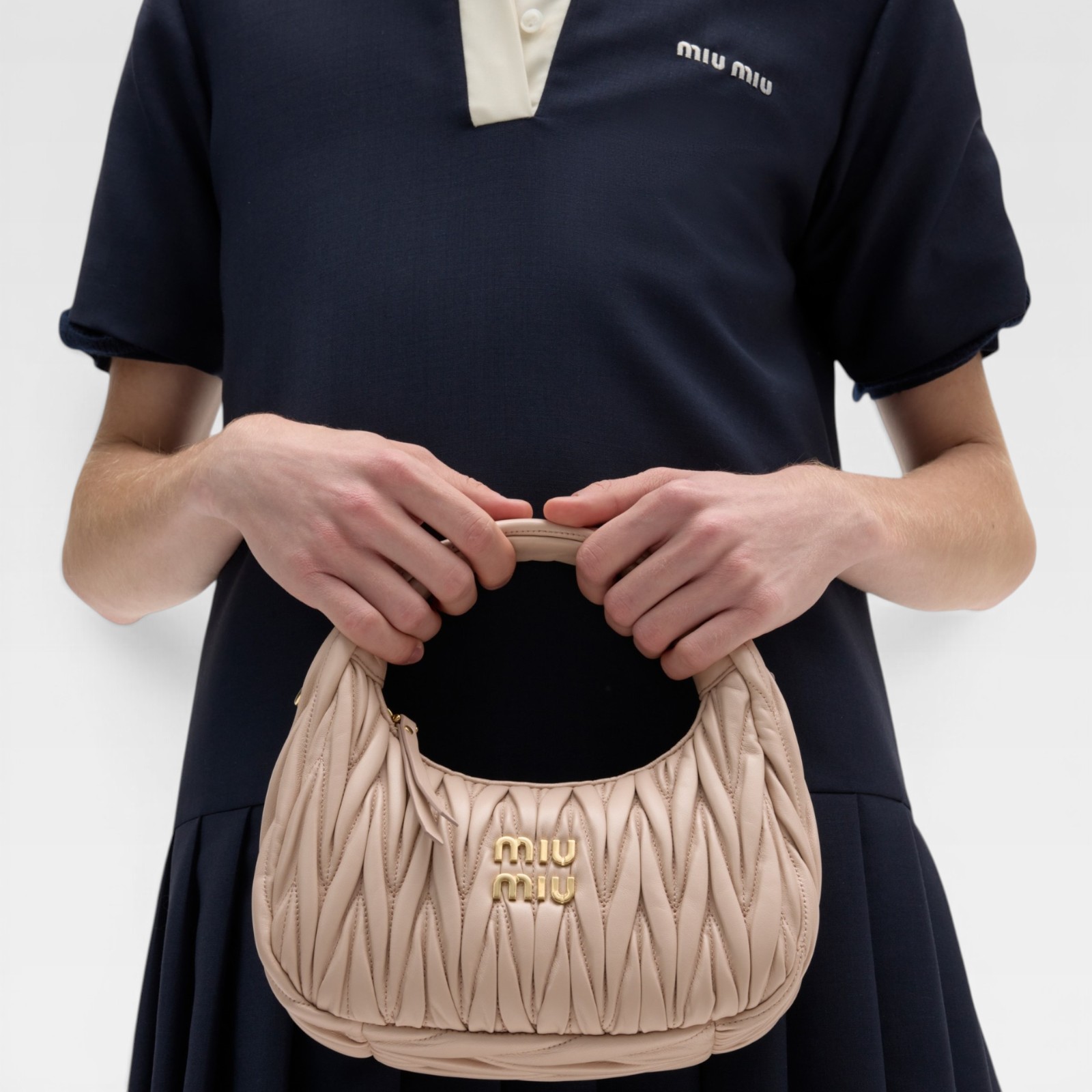 Miu Miu Wander Matelassé Hobo Bag - Imagen 6